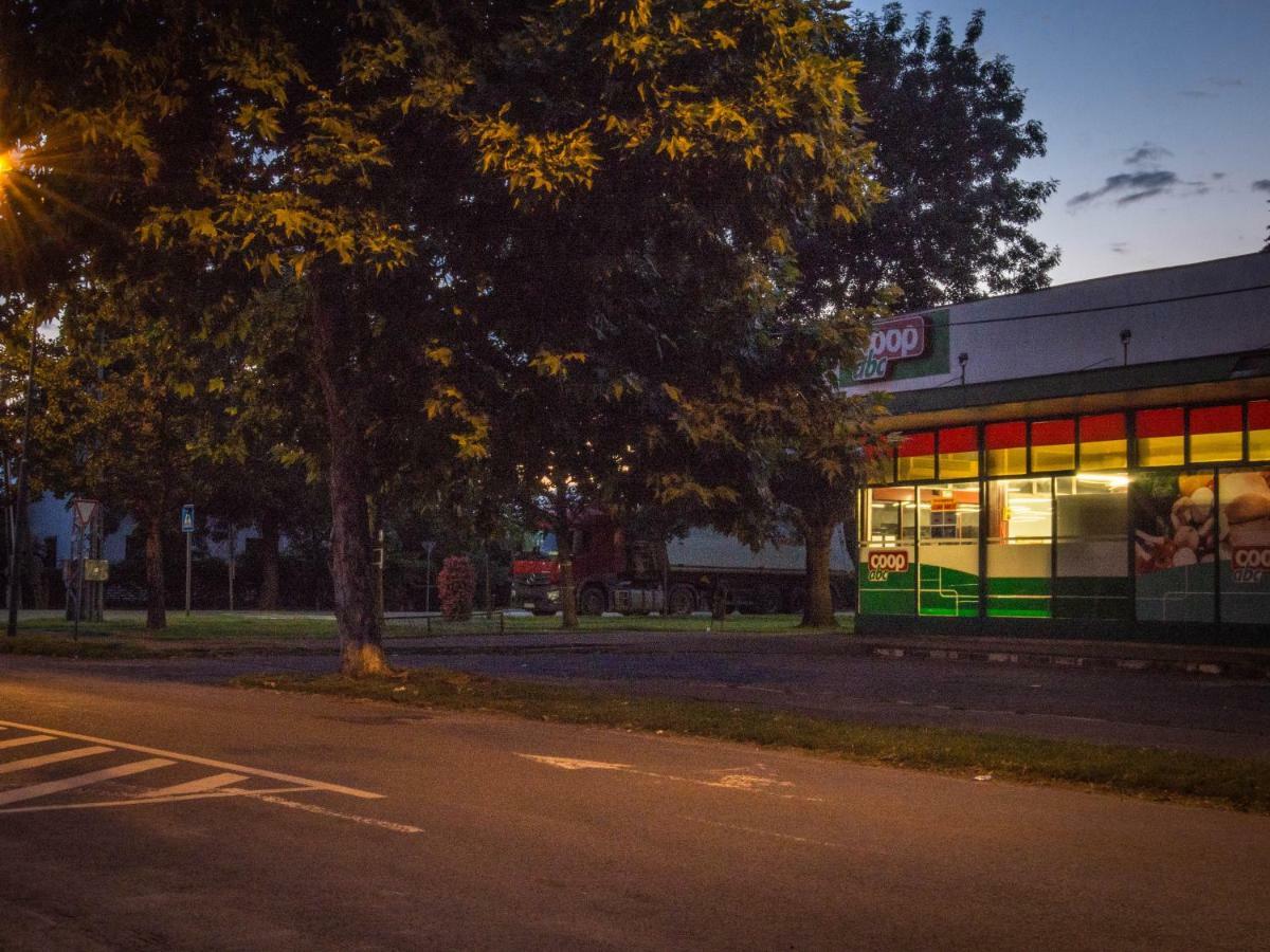 Feliz Apartman Gyula Exteriör bild